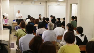 教育相談会当日の様子。広い教室で講師の話を真剣に聞く保護者の皆様。