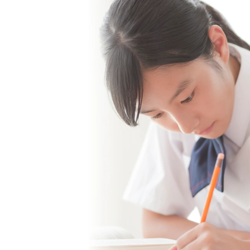 真剣に勉強する高校生の生徒。個別学習ゆうあい塾で集中して学ぶ様子(モバイル用)